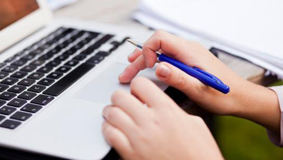 clinician-working-on-laptop-create-a-clinical-case-study-575x325